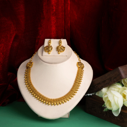 Elegant Antique Gold Necklace Set with Intricate Detailing