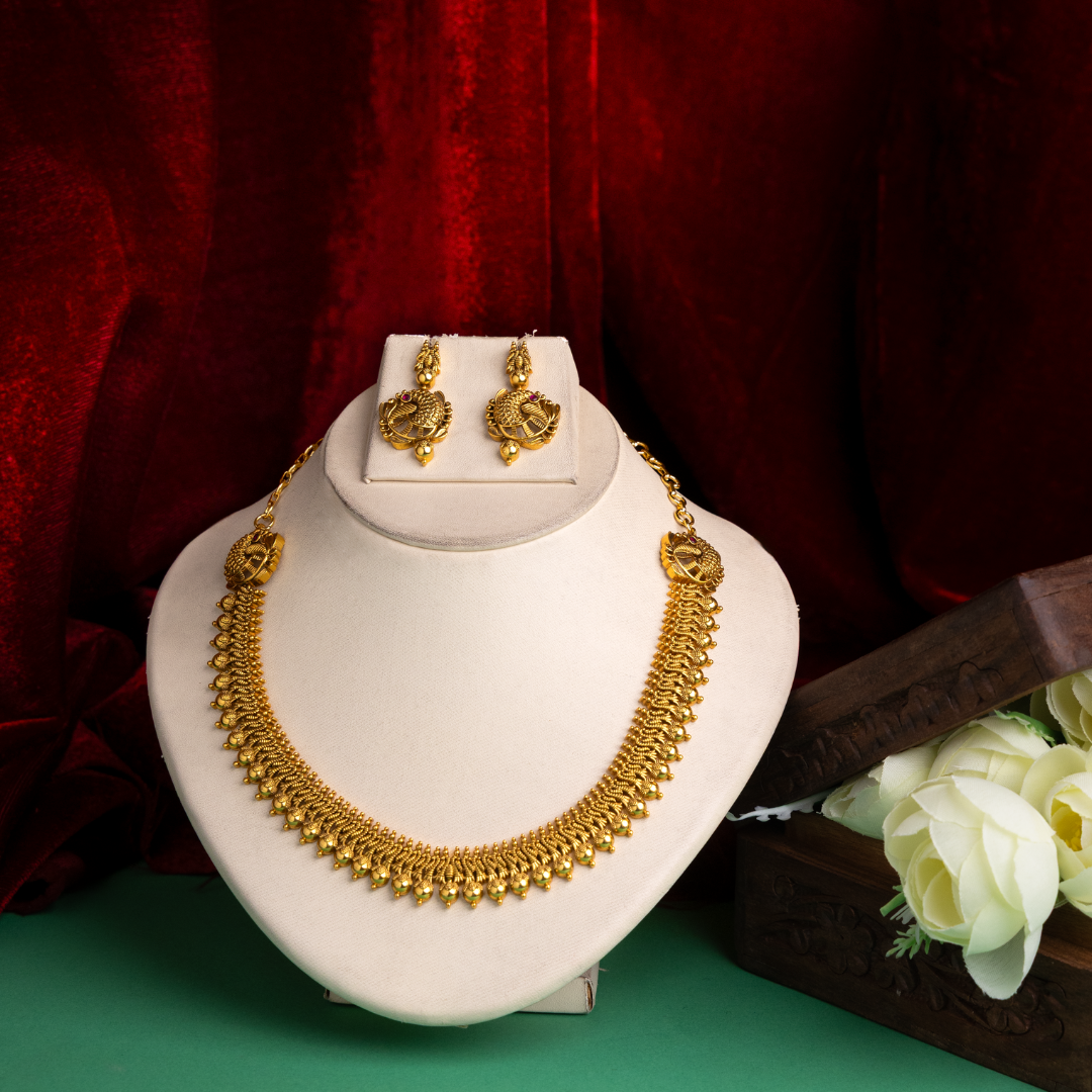 Elegant Antique Gold Necklace Set with Intricate Detailing